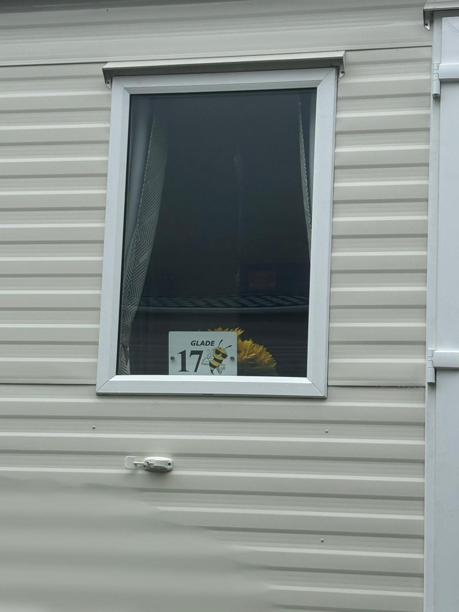 Honeybees At Glade 17 Hotel Bucks Mills Exterior photo